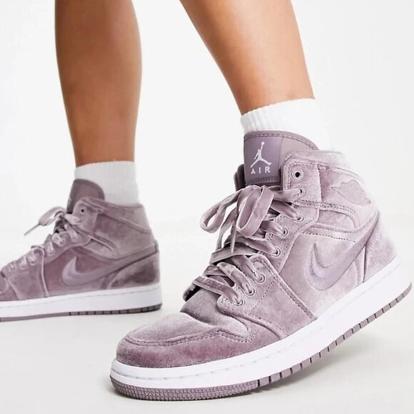 Nike Air Jordan 1 Mid SE Purple Smoke Velvet DQ8397-500 - Picture 1 of 7